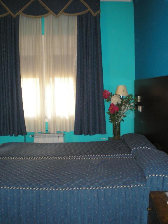 Auto Check In Hotel Las Nieves Jaca Room photo
