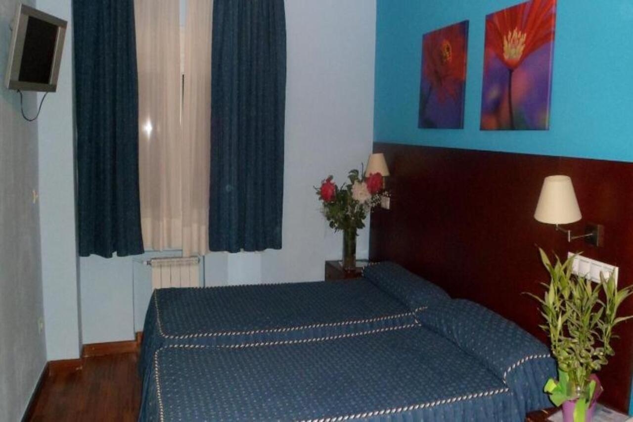 Auto Check In Hotel Las Nieves Jaca Exterior photo