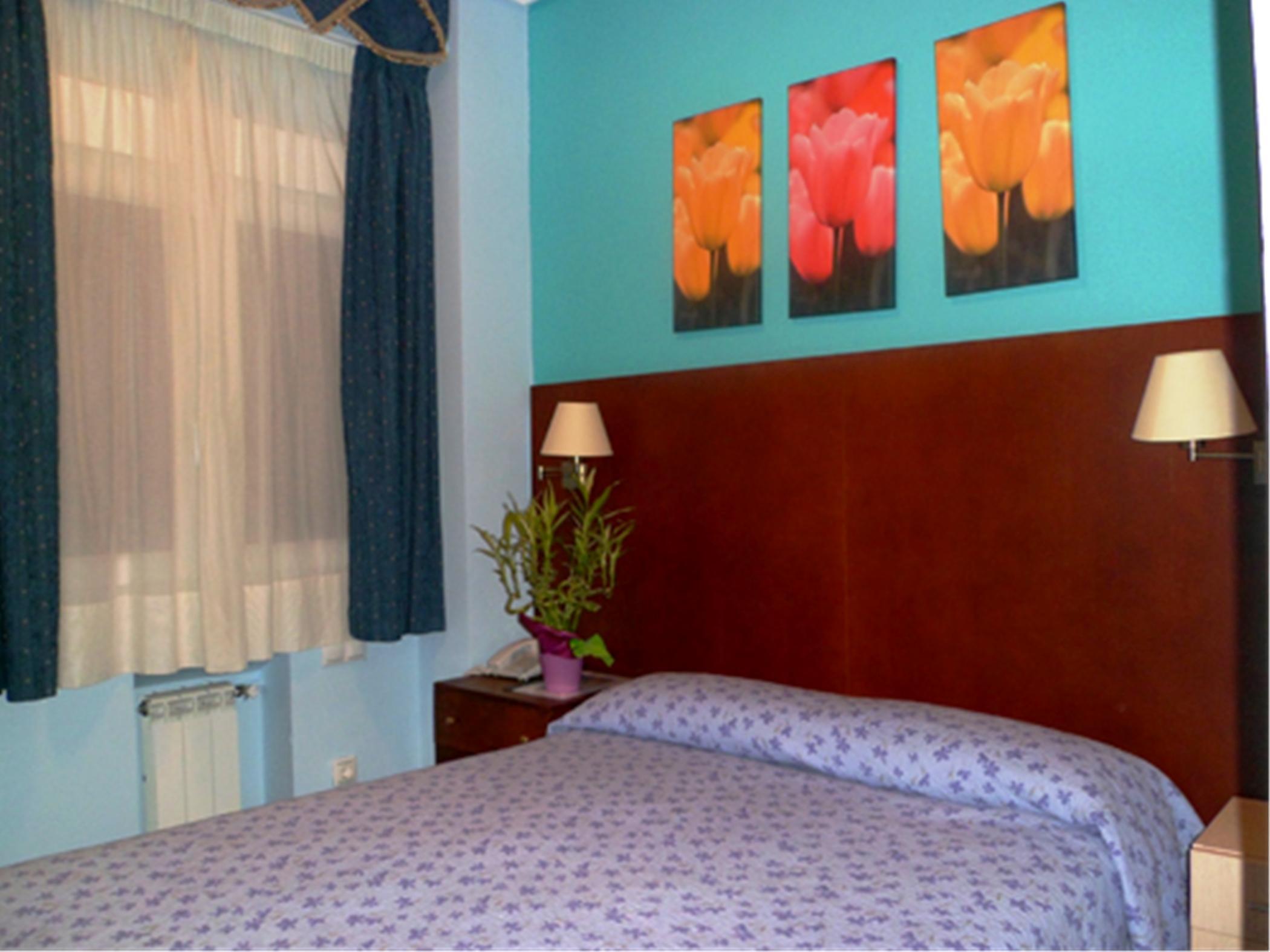 Auto Check In Hotel Las Nieves Jaca Exterior photo