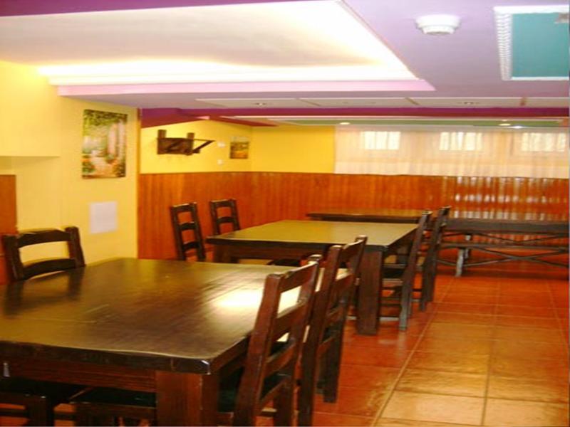 Auto Check In Hotel Las Nieves Jaca Exterior photo