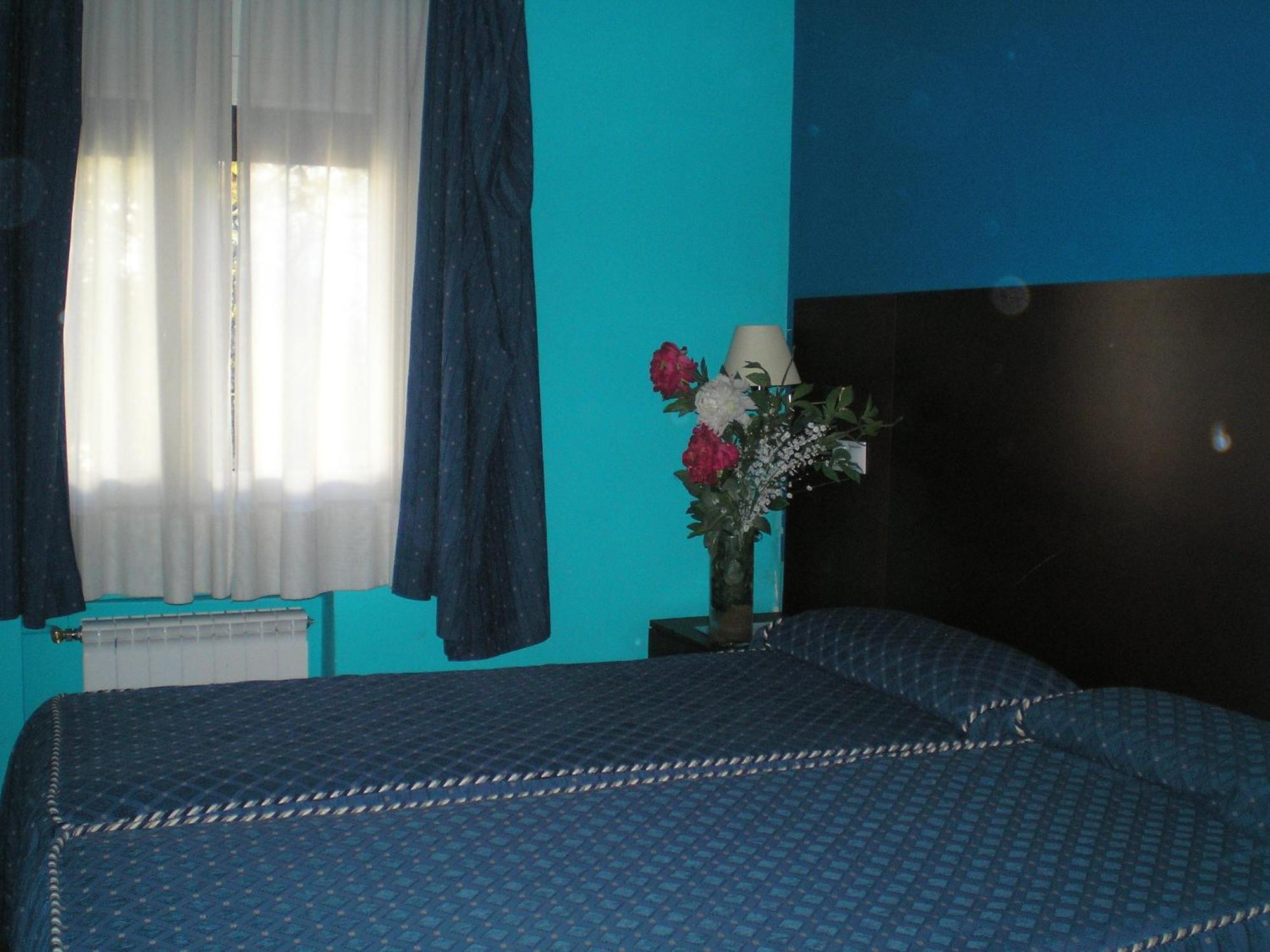 Auto Check In Hotel Las Nieves Jaca Exterior photo