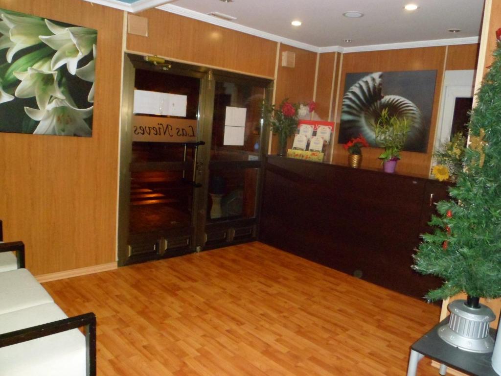 Auto Check In Hotel Las Nieves Jaca Room photo