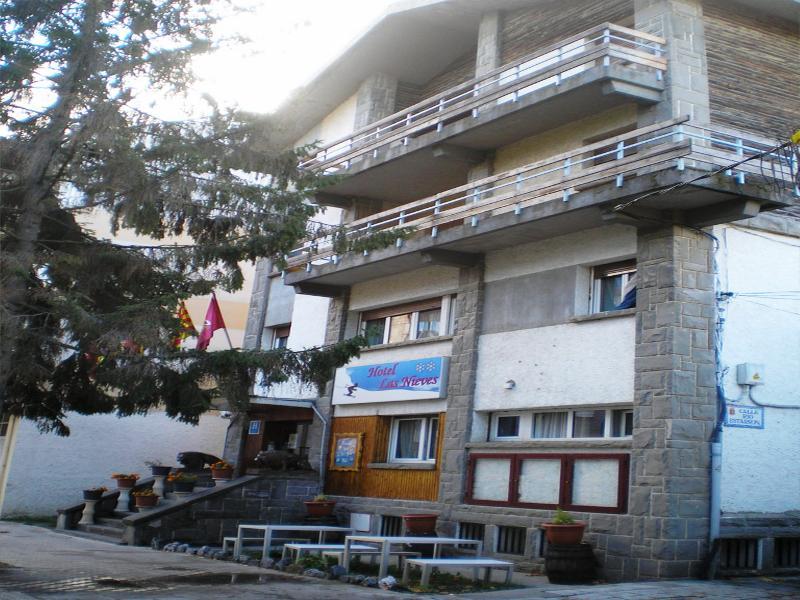 Auto Check In Hotel Las Nieves Jaca Exterior photo